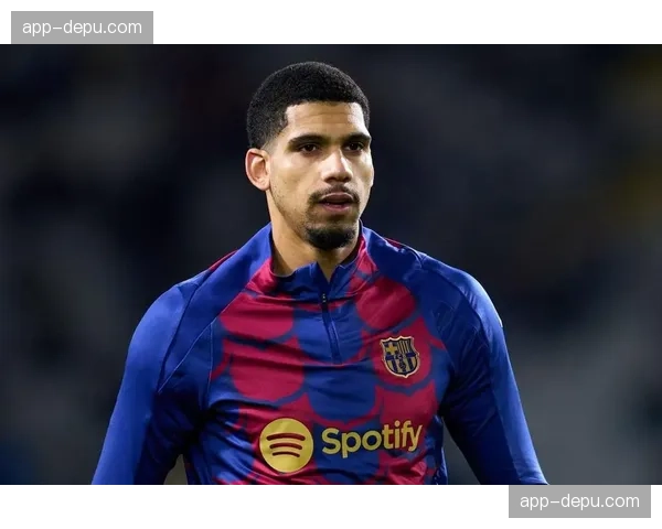 特写:重伤394天后,巴萨后卫阿劳霍在今日训练中完成首次全场对抗。 特写:重伤394天后,巴萨后卫阿劳霍在今日训练中完成首次全场对抗。