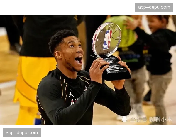 “蝇量级新秩序：莫雷诺与凯卡拉尼斯的五番战将决出无可争议的冠军”